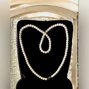 Vintage faux pearl necklace w/ intricate mid century design fish hook clasp 🤍🩶